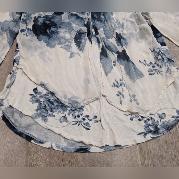 Lucky Brand Blue White Floral Top Open Arm Detail - Picture 2 of 9